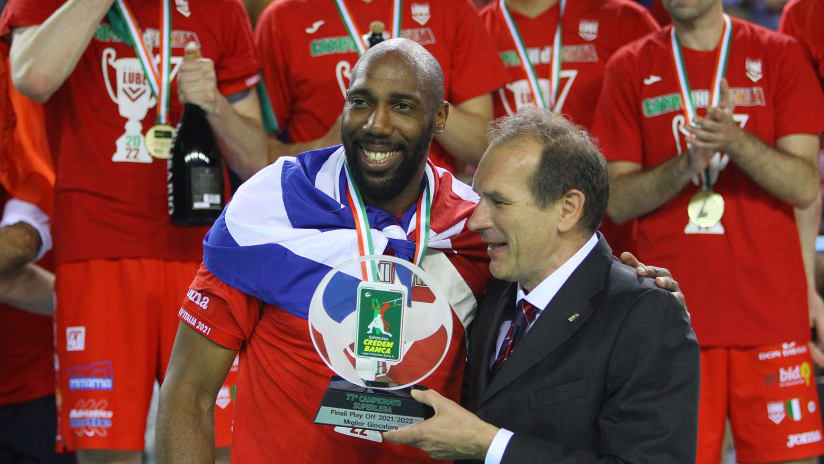 Robertlandy Simon receives the award for MVP of the championship series (source: lubevolley.it)