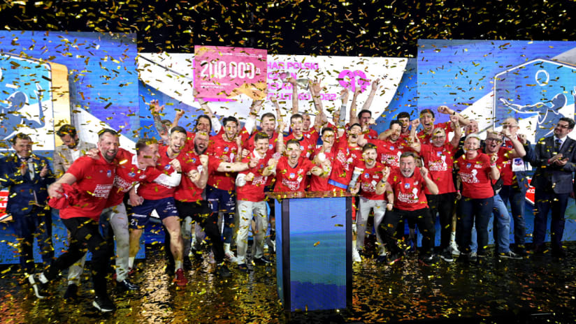 Triumphant ZAKSA lift the 2022 Puchar Polski trophy (source: plusliga.pl)