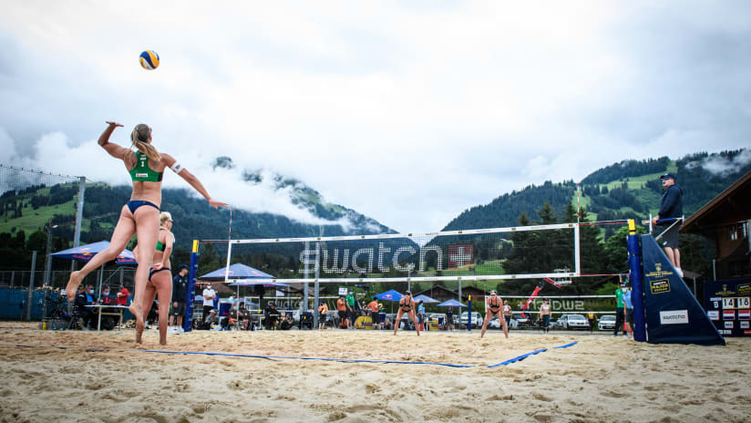 Keizer/Meppelink and Schoon/Stam play with the mountains in the background