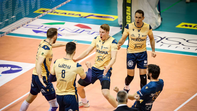 Rok Mozic (in the middle) celebrates with his Verona Volley teammates (source: legavolley.it)