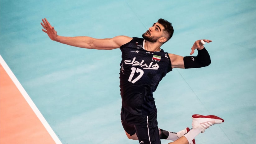 Amin Esmaeilnezhad on the serve