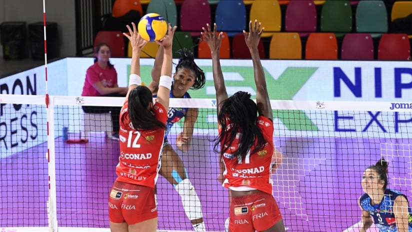 Il Bisonte’s Sylvia Nwakalor spikes against Bartoccini-Fortinfissi’s block of her sister Linda (#17) and Anastasia Guerra (source: legavolleyfemminile.it)