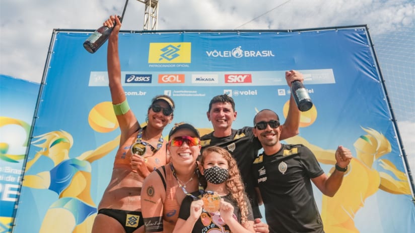 Ana Patricia and Rebecca celebrate with their coaching staff (Photo: Ana Patricia/Inovafoto/CBV)