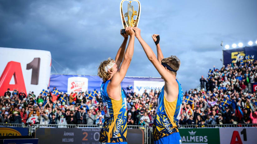 David Ahman & Jonatan Hellvig raise the EuroBeachVolley trophy for the second consecutive time (source: cev.eu)