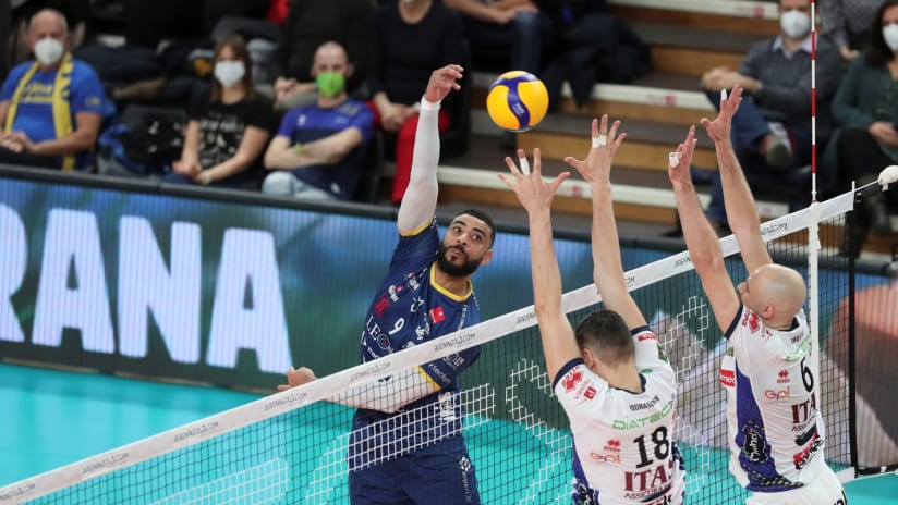 Ngapeth makes his emblematic windmill swing against Trentino (source: legavolley.it)