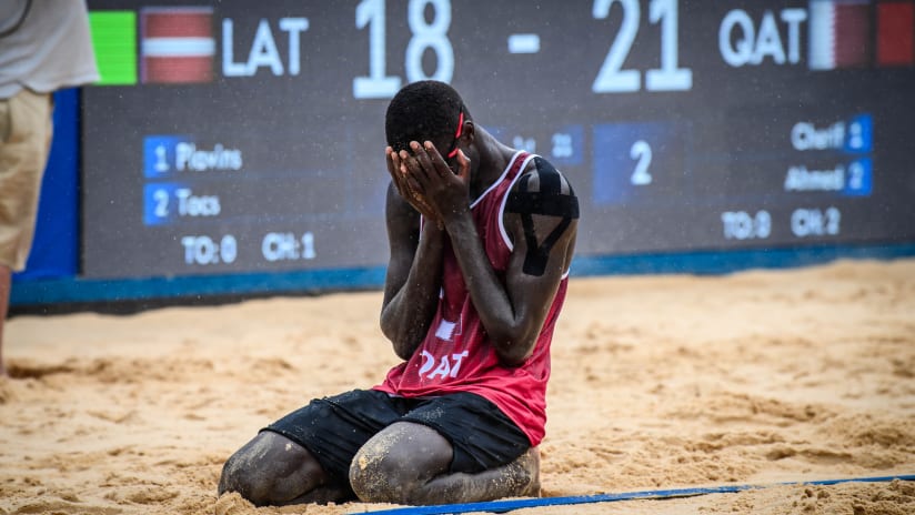 Cherif klęczy na piasku po wygraniu olimpijskiego brązu