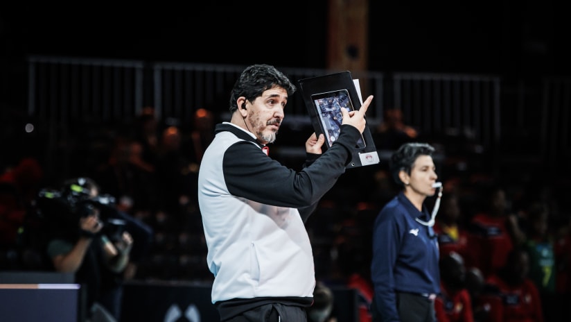Luizomar de Moura as head coach of Kenya at the 2022 World Championship