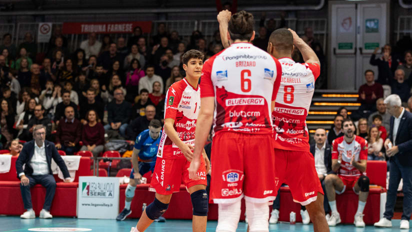 Teammates Ricardo Lucarelli and Antoine Brizard congratulate Manuel Zlatanov on the court (source: legavolley.it)