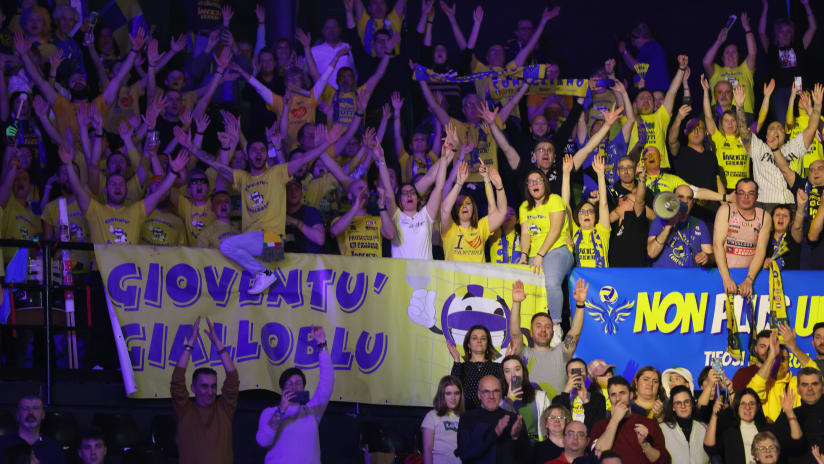 Fans in yellow and blue supporting Imoco from the stands at Unipol Arena (source: legavolleyfemminile.it)