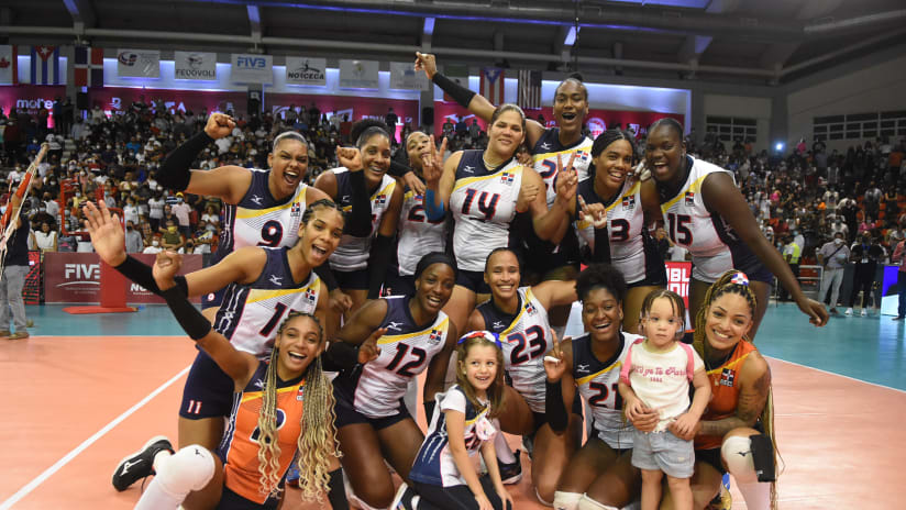 Rivera poses with her Dominican teammates at the end of the match (Photo: NORCECA)