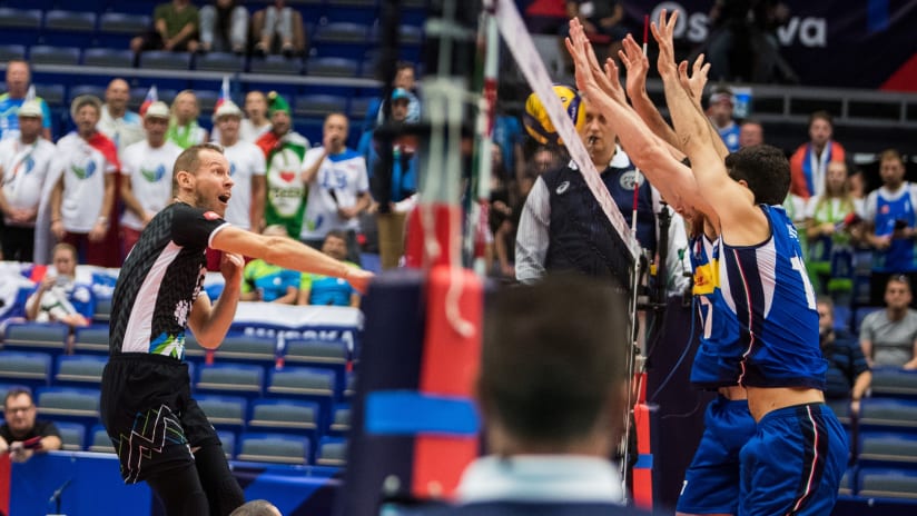 Italian blockers stop the attack of Slovenia’s Tine Urnaut (source: cev.eu)