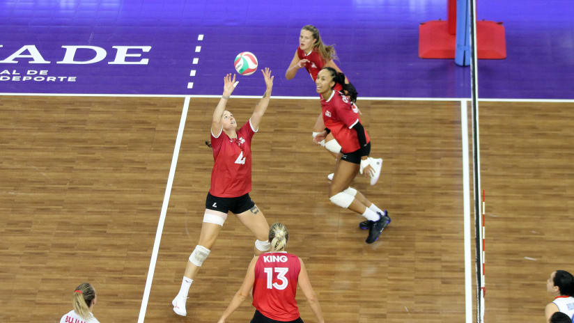 Canada's Vicky Savard sets during a counter-attack (Photo: NORCECA)