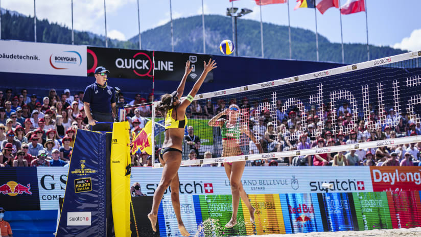 Duda and Ana Patricia battle at the net