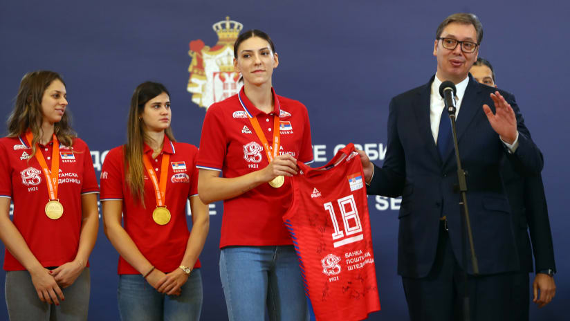 Tijana Boskovic presents Serbian President Aleksandar Vucic a signed national team jersey (author: Vladimir Markovic)