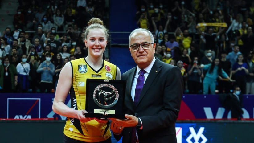 Isabelle Haak receives the 2022 Turkey Cup MVP prize (source: tvf.org.tr)