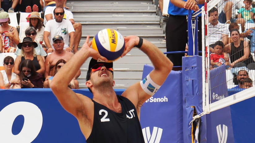 Moritz Pristauz sets the ball during the Espinho Challenge semifinal