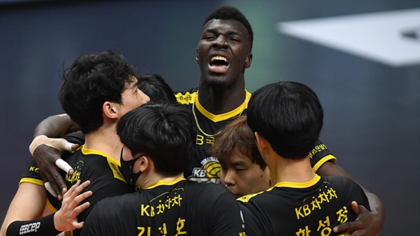 Noumory Keita celebrates with KB Stars teammates (source: kovo.co.kr)