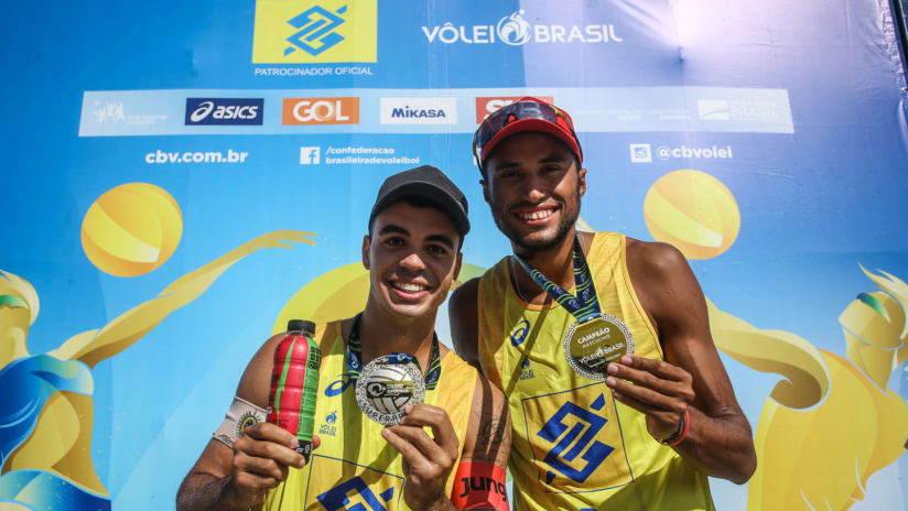 Guto and Arthur pose with their gold medals (Photo: William Lucas/Inovafoto/CBV)