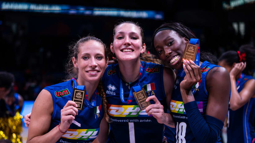 Italy celebrate VNL 2022 gold!
