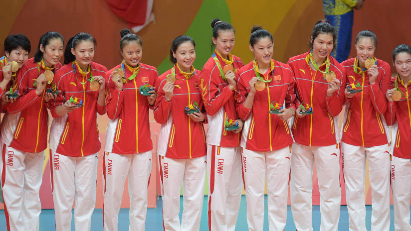 Chineseteamposesforpicturesafterbeingawardedwiththegoldmedal