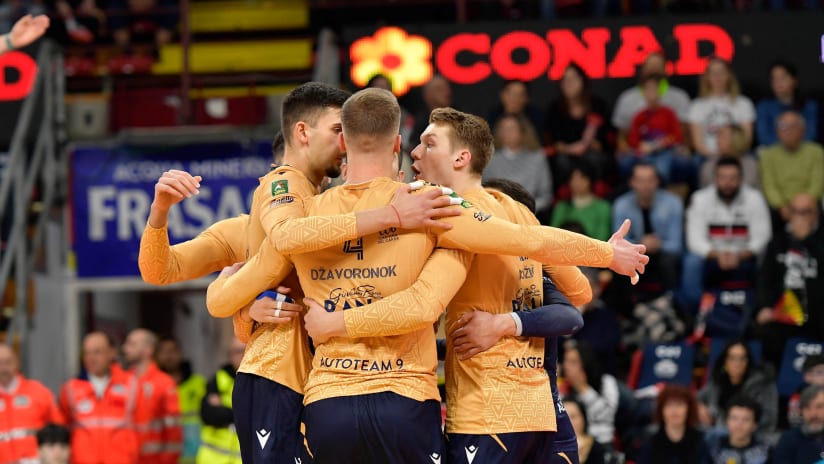 Rana Verona players celebrate in Perugia (source: legavolley.it)