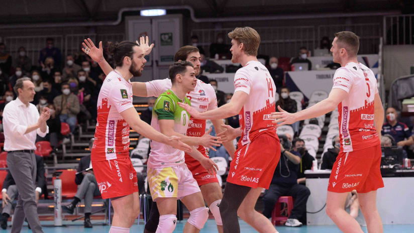 Aaron Russell and his Piacenza teammates celebrate during the match against Trentino (source: legavolley.it)