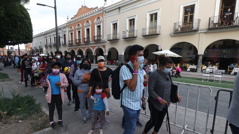 Queuing for autographs in Tlaxcala