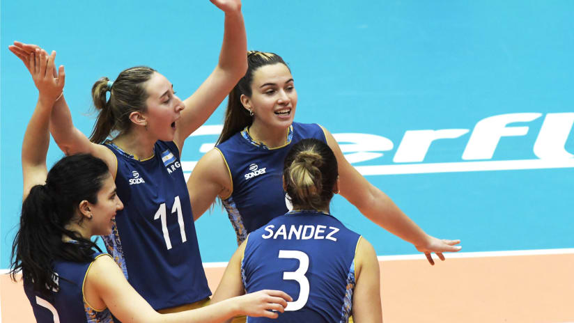 Bianca Cugno (11) and her teammates during the Women's U20 Worlds