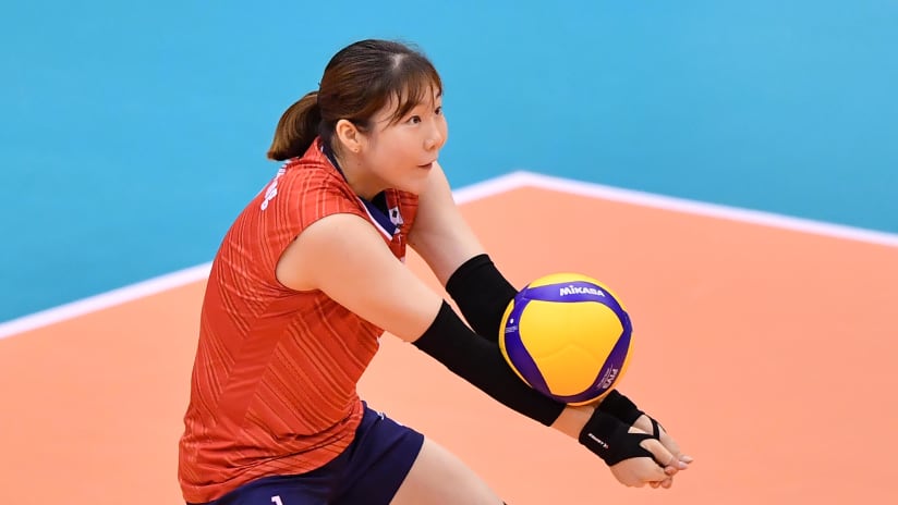 Lee Soyoung plays defence