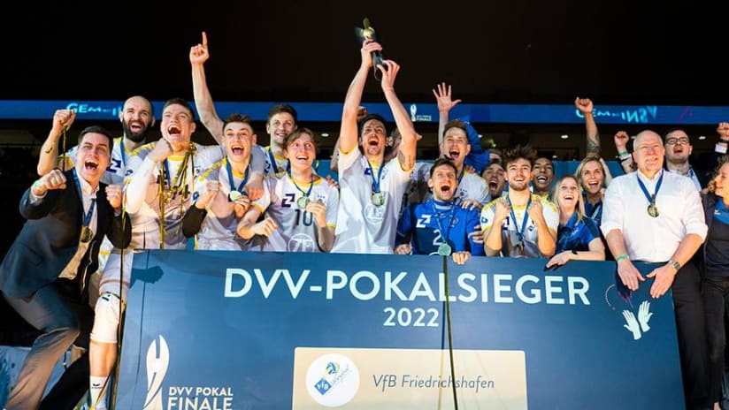 VfB Friedrichshafen celebrate with the national cup trophy (photo: Sebastian Wells, volleyball-bundesliga.de)