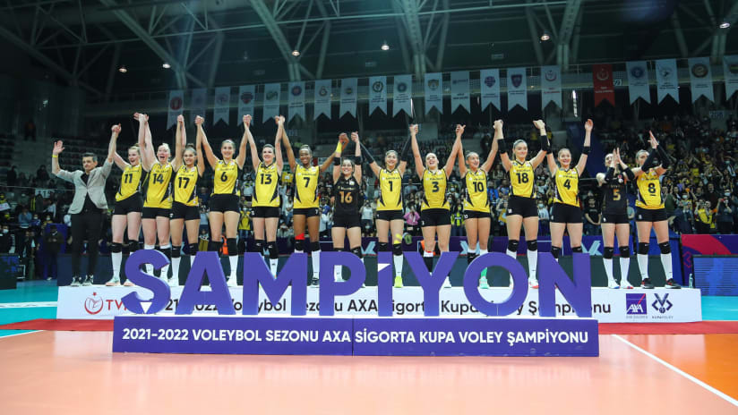 VakifBank on top of the 2022 Turkey Cup podium (source: tvf.org.tr)