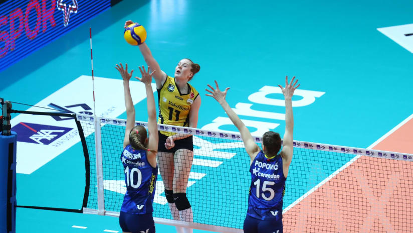 Arina Fedorovtseva and Mina Popovic attempt to block Isabelle Haak’s shot in the Turkey Cup final (source: tvf.org.tr)