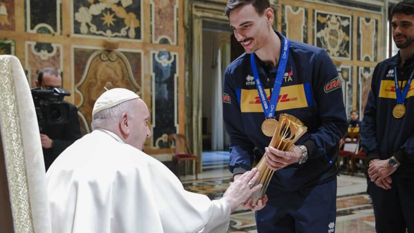 Pope Francis, Simone Giannelli and the World Championship trophy (source: federvolley.it)