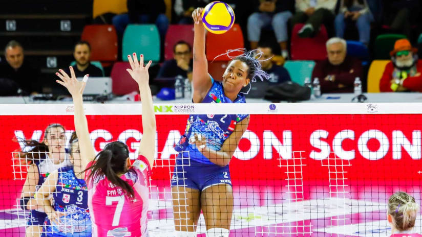Il Bisonte’s Amandha Sylves tries to overcome the block of Vero Volley’s Raphaela Folie (source: legavolleyfemminile.it)