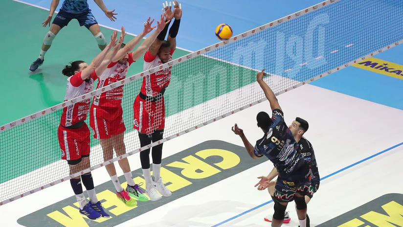 Leon spikes against Leal’s block during a 2023 Coppa Italia semifinal (source: legavolley.it)