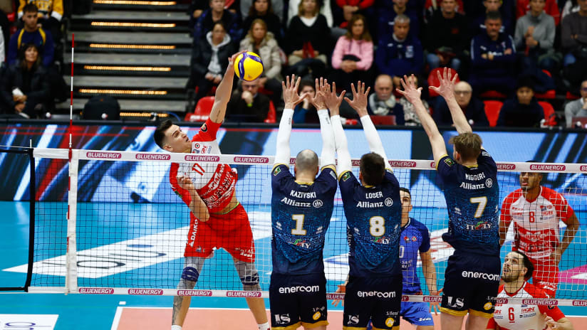 Gas Sales’ Yuri Romano trying to overcome Allianz’s three-man block (source: legavolley.it)