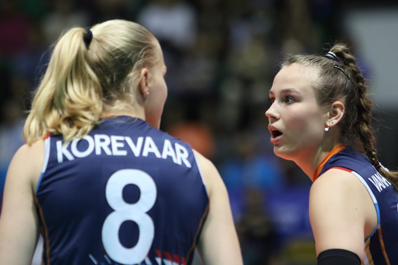 Setter Sarah van Aalen with middle blocker Demi Korevaar at the 2019 FIVB Volleyball Nations League.