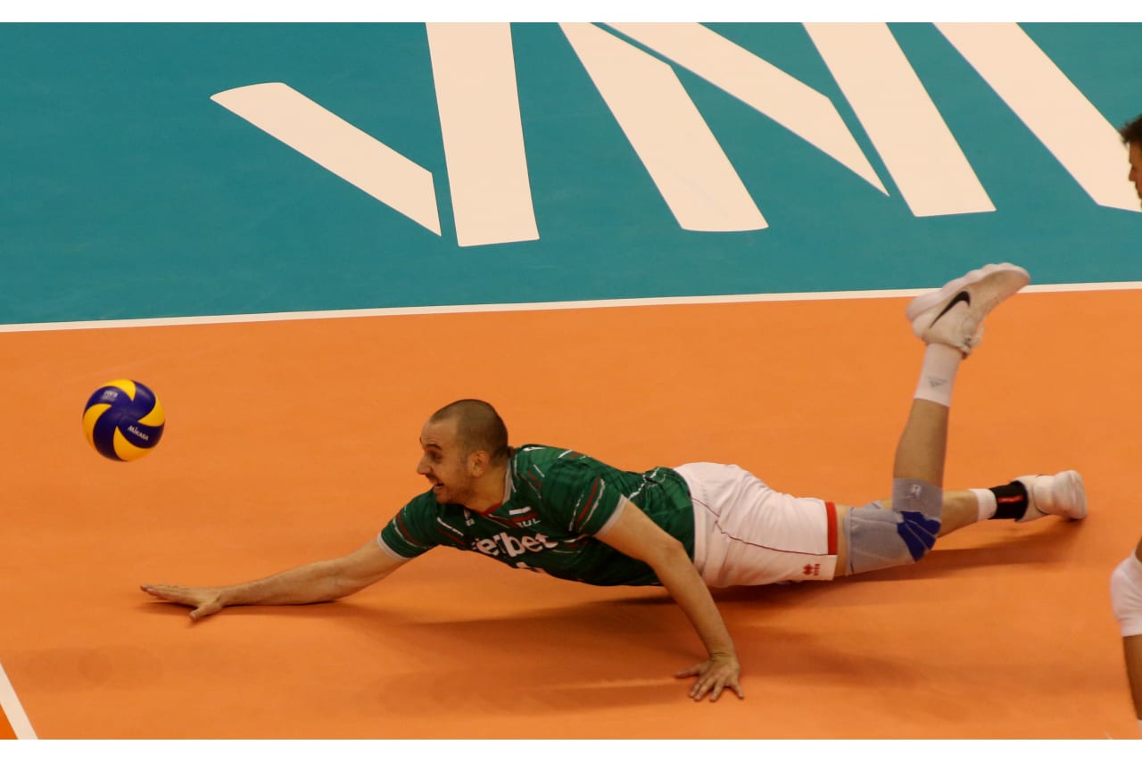 Georgi Bratoev dives for the dig at the 2019 FIVB Volleyball Nations League.
