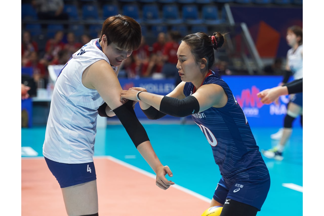 Oh Jiyoung helps out Kim Heejin in preparation for warmup during the 2019 FIVB Volleyball Nations League.