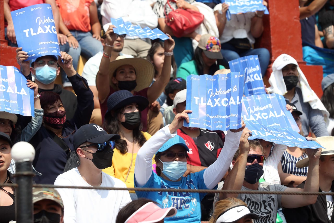 Fans wave welcome signs in Tlaxcala