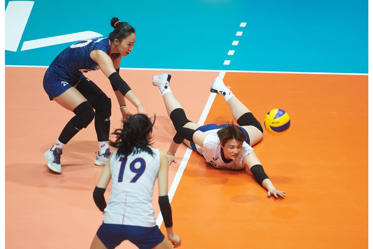 Kim Heejin gets the pancake, flanked by teammates Lee Dayeong and libero Oh Jiyoung at the 2019 FIVB Volleyball Nations League.