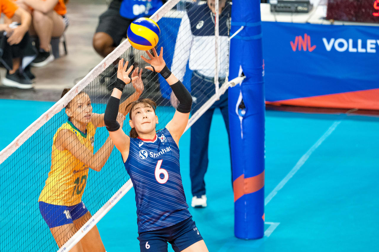 An Hyejin sets the ball in the match against Brazil at the 2019 FIVB Volleyball Nations League.