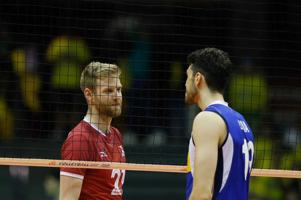 A word through the net between Brett Walsh and Italy's Daniele Lavia at the 2019 FIVB Volleyball Nations League.