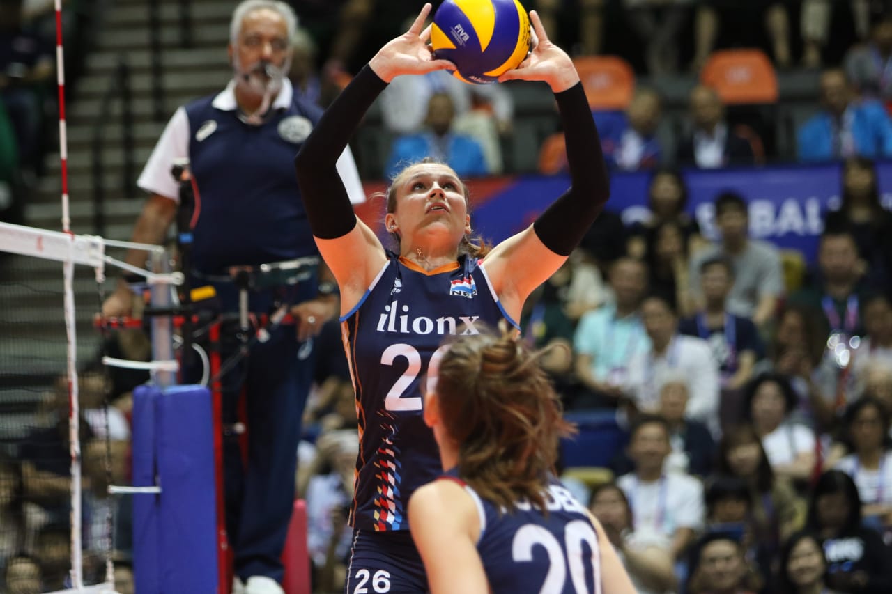 Sarah van Aalen sets the ball during the 2019 FIVB Volleyball Nations League.