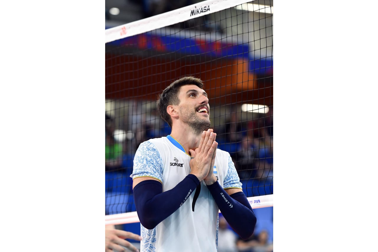 Facundo Conte pleads with the ref at the 2019 FIVB Volleyball Nations League.