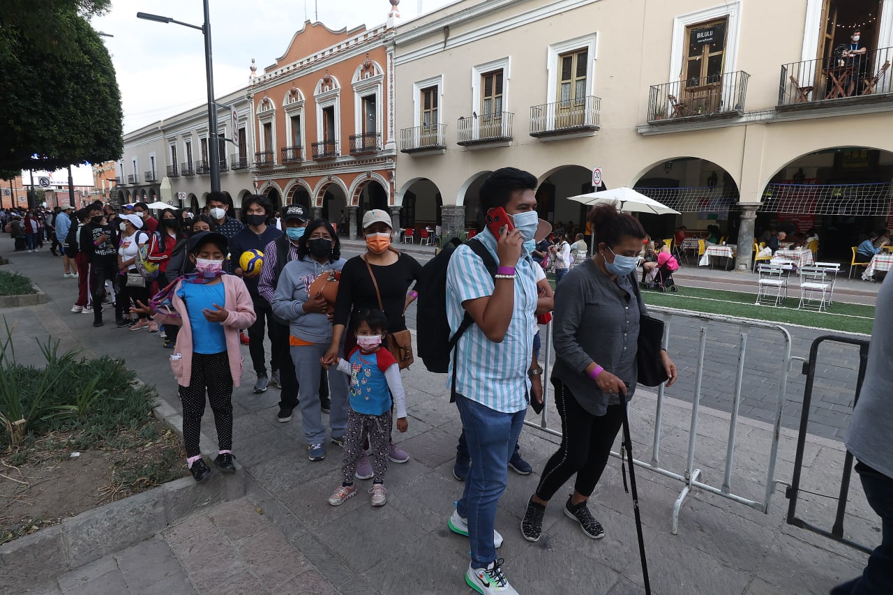 Queuing for autographs in Tlaxcala