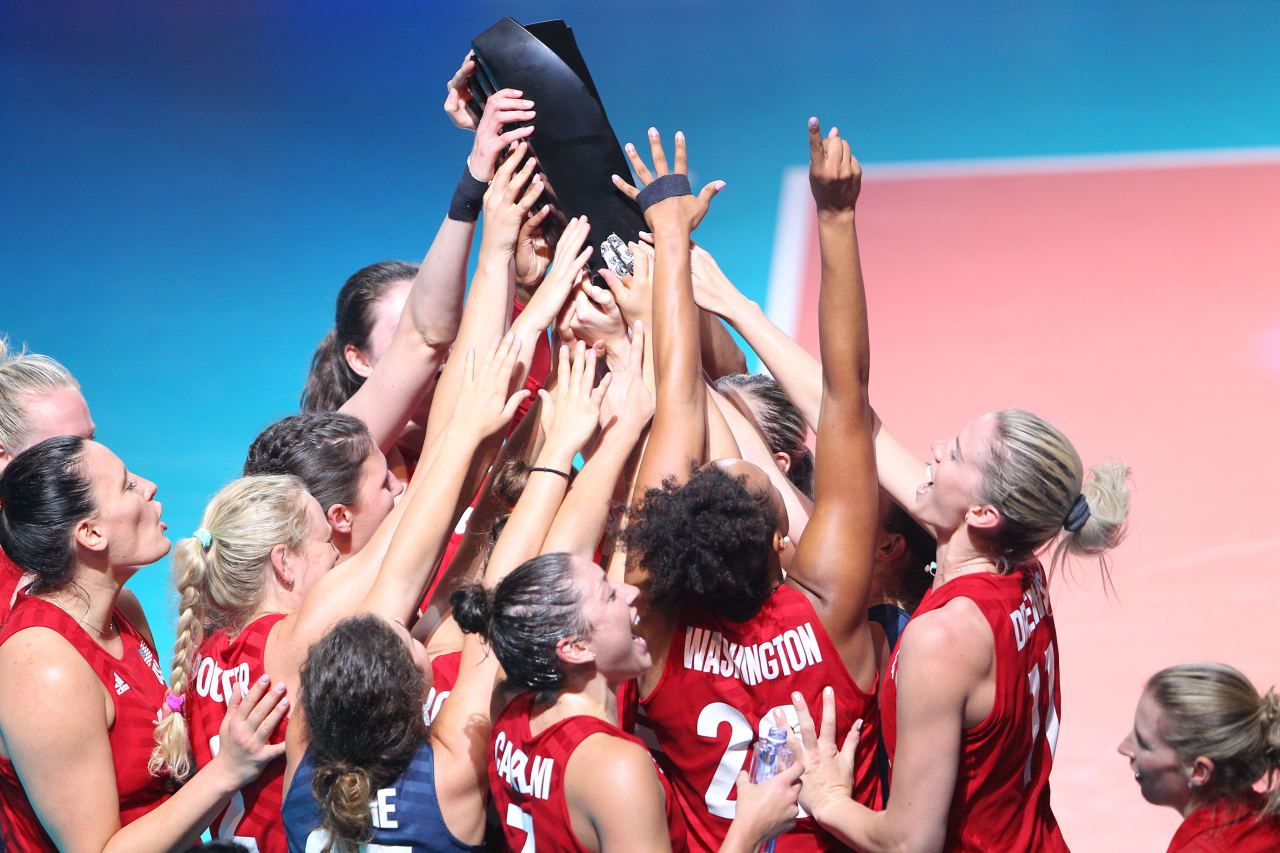 USA players lift the 2019 VNL trophy