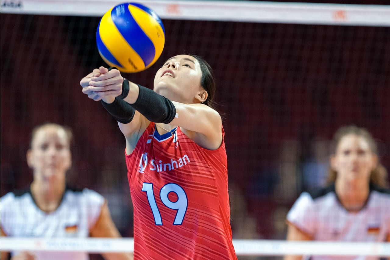 Lee Dayeong receives the ball at the 2019 FIVB Volleyball Nations League.