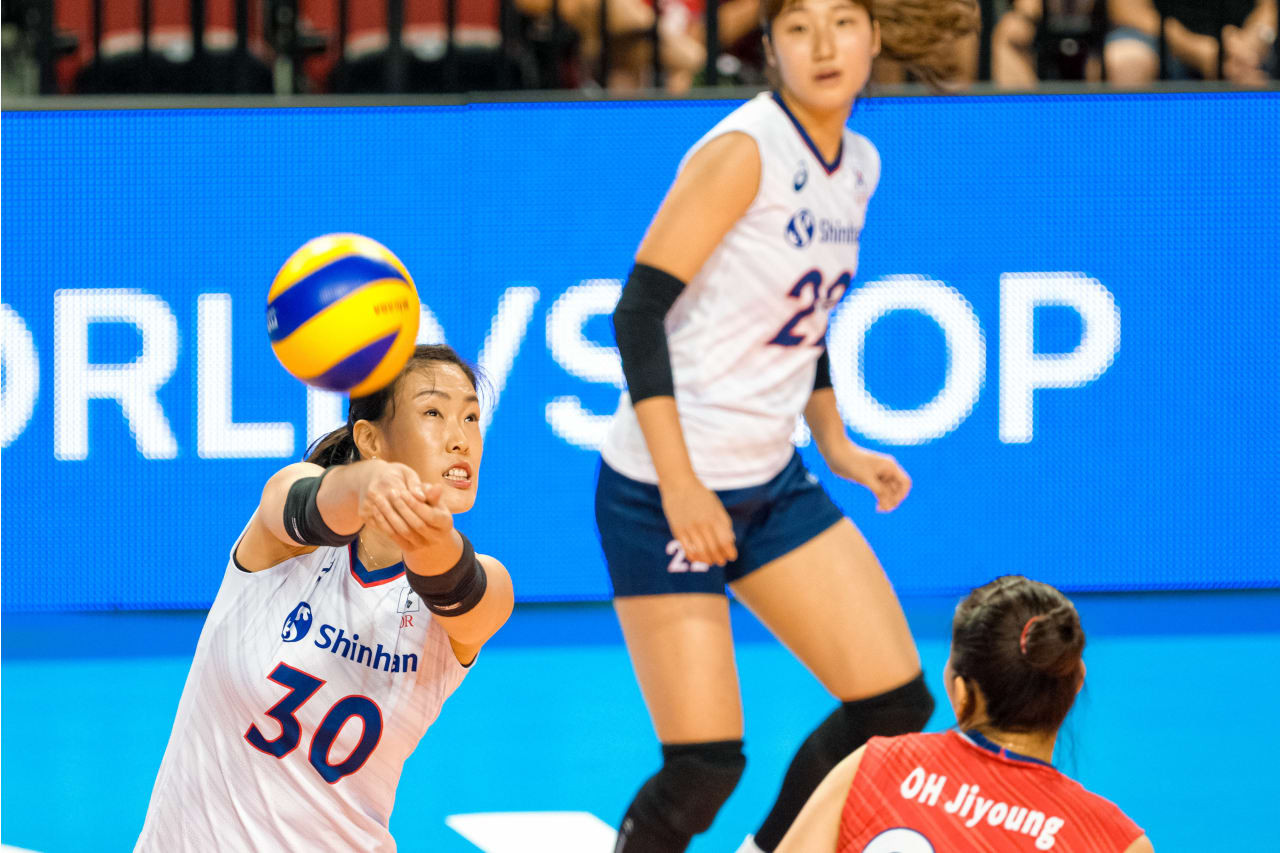 Choi Eun-Ji at reception during the 2019 FIVB Volleyball Nations League.