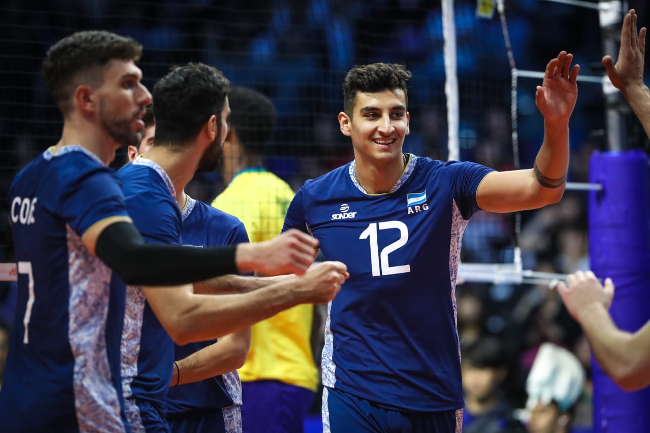 Bruno Lima in high fives with his teammates at the 2019 FIVB Volleyball Nations League.